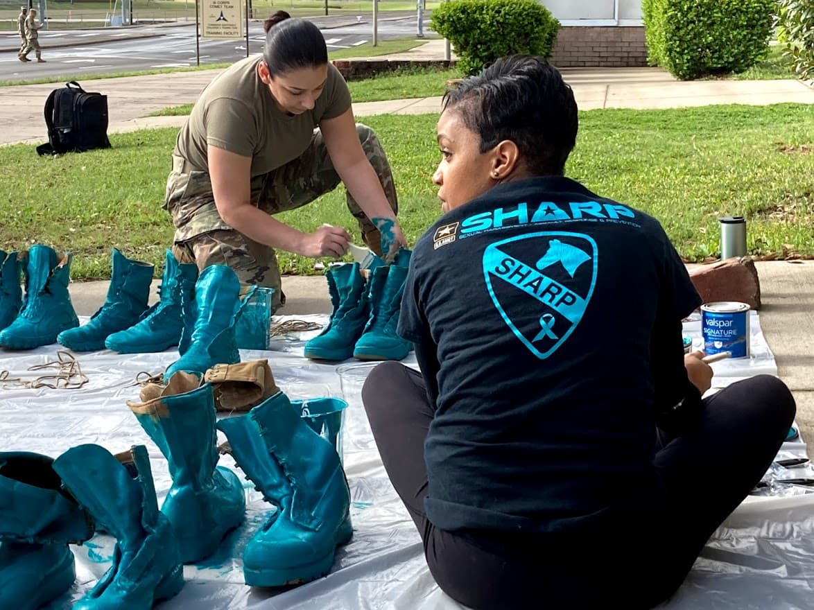 Los miembros del equipo de prevención del acoso sexual del ejército (SHARP) en Fort Hood, Texas, pintan botas viejas de color verde azulado, el color del Mes de la Concienciación Sobre las Víctimas Sexuales. Los 21 pares de botas representan a 21 víctimas. "Se trata de volver a ser lo que se supone que somos", dice Kyomi Carpenter, Defensora de las Víctimas de la Brigada.