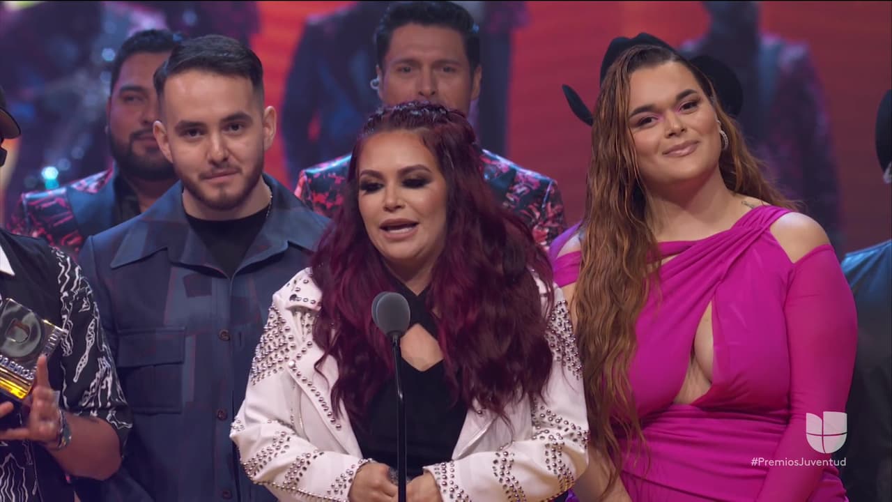 Los hijos de Jenni Rivera reciben en Premios Juventud un reconocimiento por la fundación de su mamá