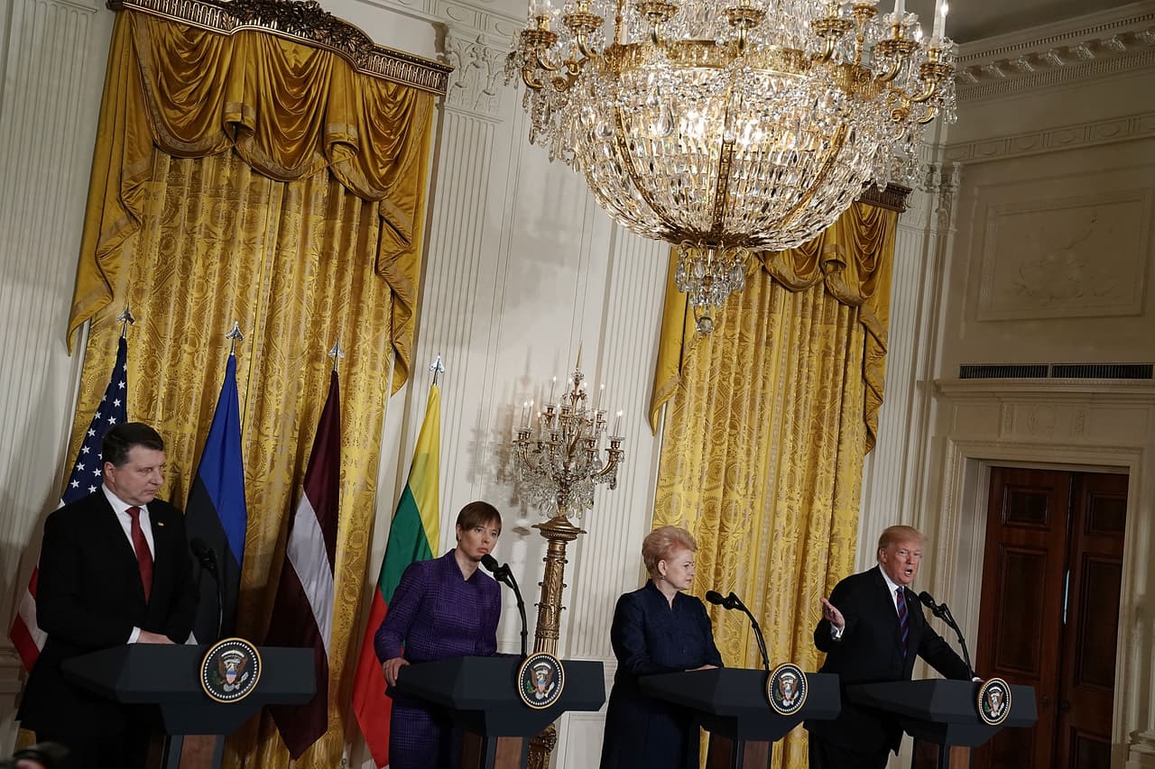 <b>¿Bálticos o Balcánicos?</b> En una reunión con los presidentes de Lituania, Estonia y Letonia en la Casa Blanca en abril de 2018, Trump los criticó por la guerra que los enfrentó en la década de 1990. Los mandatarios bálticos (los países que tienen costas en el Mar Báltico) estuvieron confundidos (nunca han estado en guerra ellos) 
<a href="https://slate.com/news-and-politics/2018/11/baltics-vs-balkans-trump-reportedly-gets-the-two-confused-at-meeting-with-leaders-of-estonia-latvia-and-lithuania.html" target="_blank">hasta que se dieron cuenta que el estadounidense se refería a los Balcanes</a> y a la guerra que desintegró a Yugoslavia, la nación de los Balcanes que estaba formada por Eslovenia, Macedonia, Serbia y Montenegro (y dentro de ella Kosovo, que luego se declaró independiente), Bosnia-Herzegovina y Croacia.