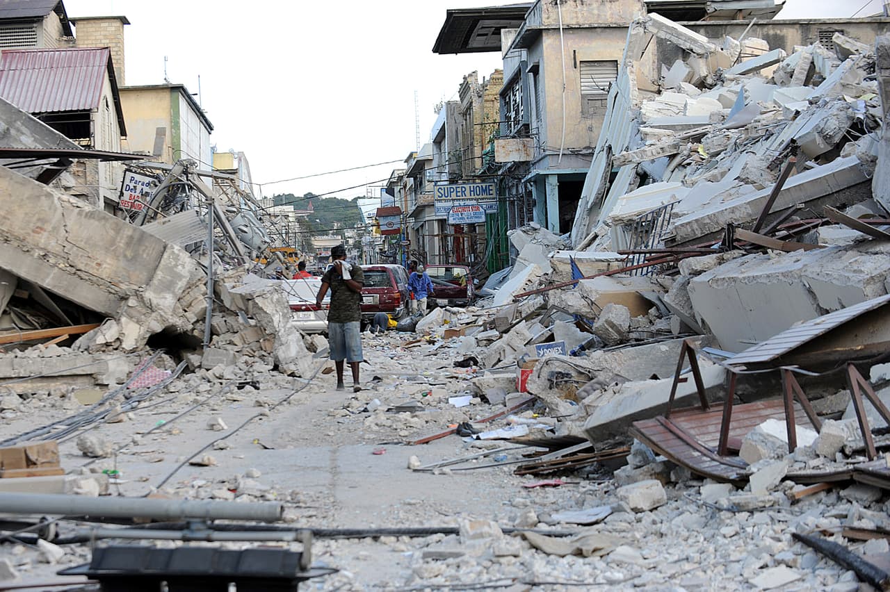 <h2 class="cms-H2-H2">2. Puerto Príncipe, Haití, 12 de enero de 2010</h2>
<br>
<br>➡️
<b> Epicentro: </b>Leogane, Haití.
<br>
<br>➡️ 
<b>Cifra de fallecidos:</b> Al menos 230,000 personas.
<br>
<br>➡️ 
<b>Magnitud: </b>7.0
<br>
