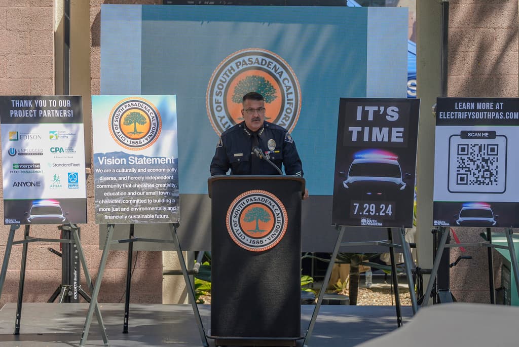 <b>Brian Solinsky</b>, jefe del Departamento de Policía de Pasadena Sur, presentó la nueva flota en conferencia de prensa, destacando que ofrece la mayor seguridad a los oficiales, "pero también, nos permite lograr una 
<b>reducción</b> sustancial en los 
<b>costos de mantenimiento y <a href="https://www.univision.com/local/los-angeles-kmex/precio-gasolina-preven-4-de-julio-alcanzara-nivel-mas-bajo-tres-anos" target="_blank">gasolina</a></b>".