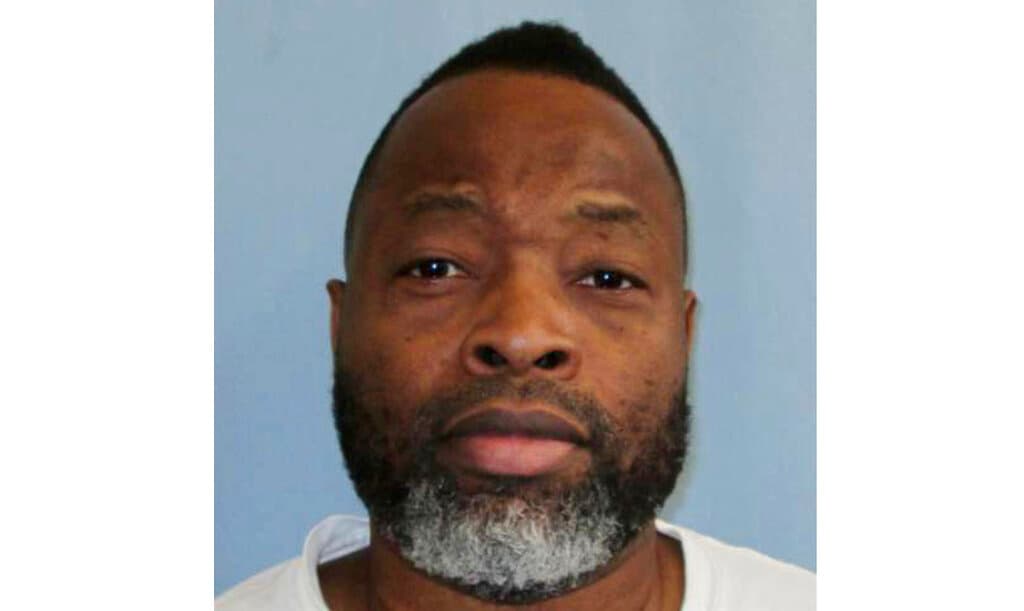 <h2 class="cms-H2-H2">Joe Nathan James Jr.</h2>
<br>
<b>Fecha de ejecución:</b> 28 julio 2022
<br>
<b>Lugar de ejecución: </b>Alabama
<br>
<br>Fue condenado por la muerte a tiros de su exnovia en 1994. Tras su ejecución, diversas organizaciones la calificaron como fallida debido a que las autoridades tardaron más de tres horas para identificar una vena e introducir la inyección letal. 
<br>
<br>Sus abogados dijeron que creen que pudo haber estado atado a una camilla durante cuatro horas a pesar de que sus apelaciones finales aún estaban en curso. La ejecución se efectuó a pesar de que 
<a href="https://www.univision.com/noticias/estados-unidos/alabama-ejecuta-reo-joe-nathan-james-hijas-victima-pidieron-perdonarle-vida" target="_blank">las hijas de la víctima habían pedido a las autoridades que le perdonaran la vida</a>.
<br>
<br>