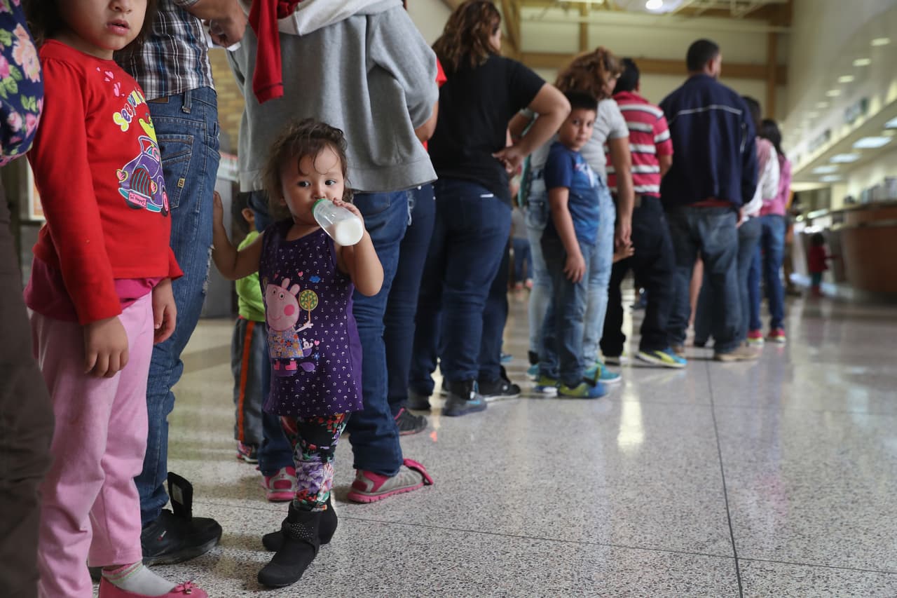 Miles de niños forman parte de la oleada de inmigrantes centroamericanos que pasaron por la Patrulla Fronteriza y ahora esperan por un juicio de asilo político. La mayoría espera en libertad que sus casos sean resueltos favorablemente.