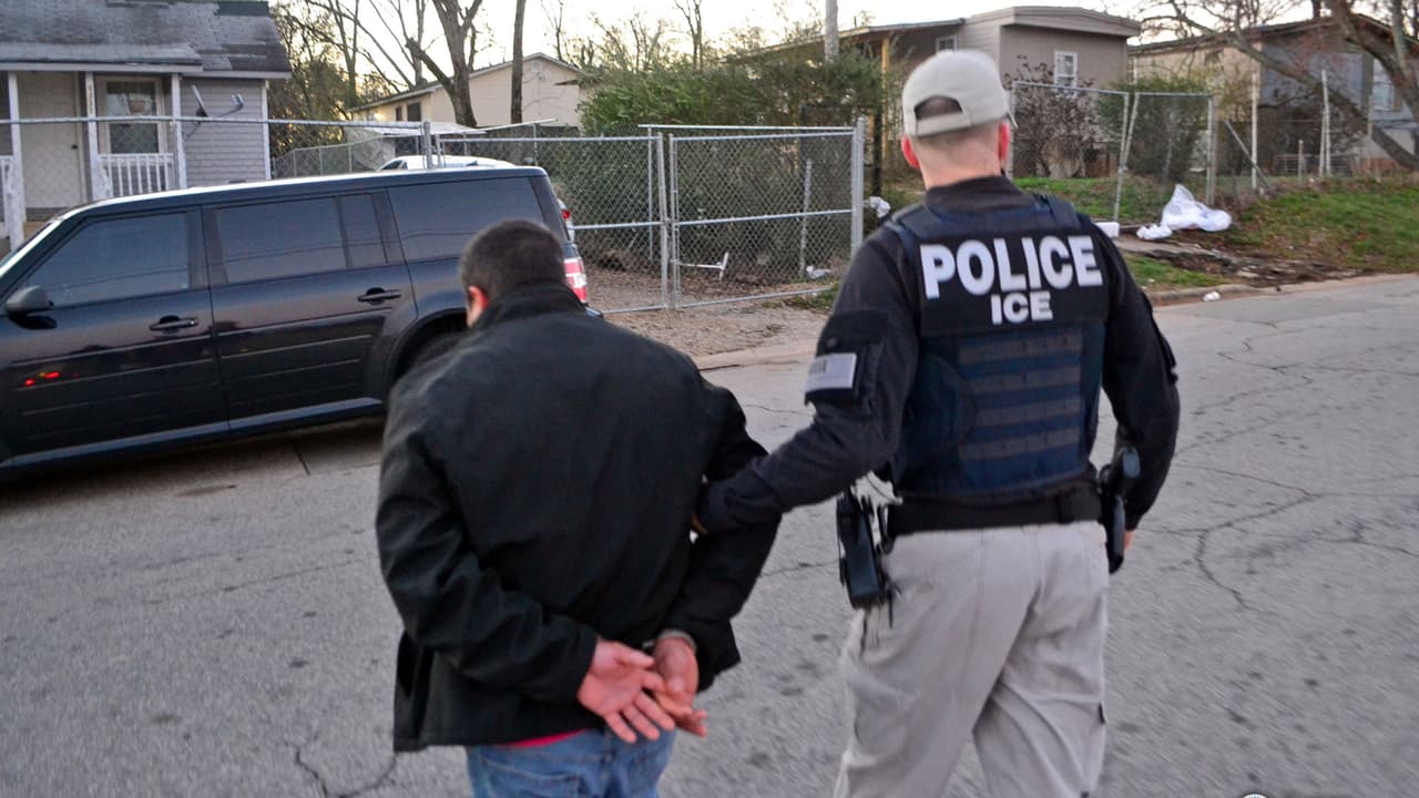 Estas son las estadísticas de deportaciones mediante el 287(g) según cada año fiscal en el condado de 
<b>Hall</b>: 185 en 2018, 142 en 2017, 45 en 2016, 73 en 2015 y 163 en 2014.
