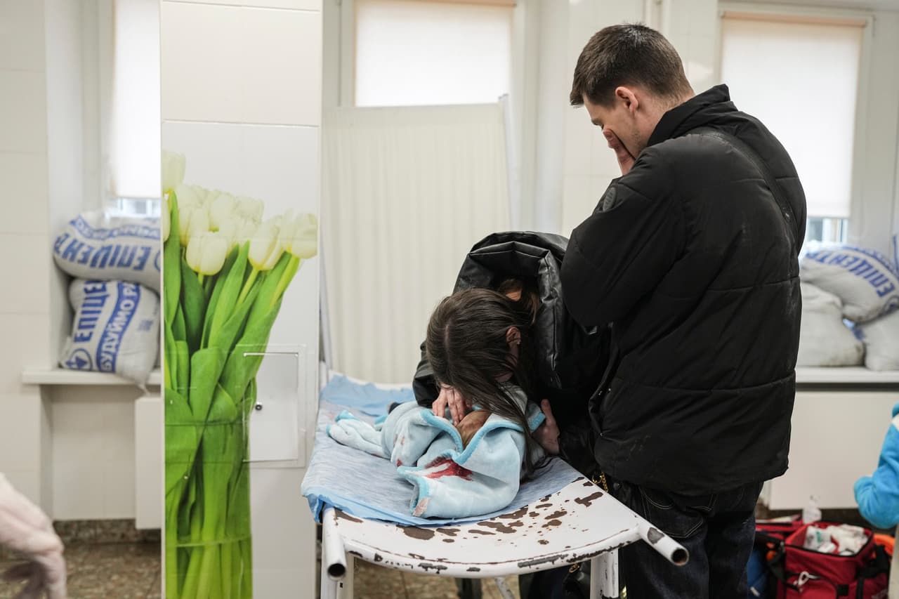 El pequeño Kirill no sobrevivió. En la imagen, Marina y Fedor lloran sobre el cuerpo del niño.