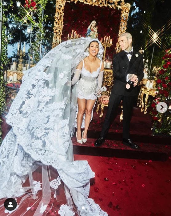 El ajuar fue 
<b><a href="https://www.univision.com/famosos/matrimonio-kourtney-kardashian-travis-barker-vestido-novia-fotos" target="_blank">confeccionado por la firma Dolce & Gabbana</a></b>, la cual patrocinó las nupcias según informó el Daily Mail. 
<br>