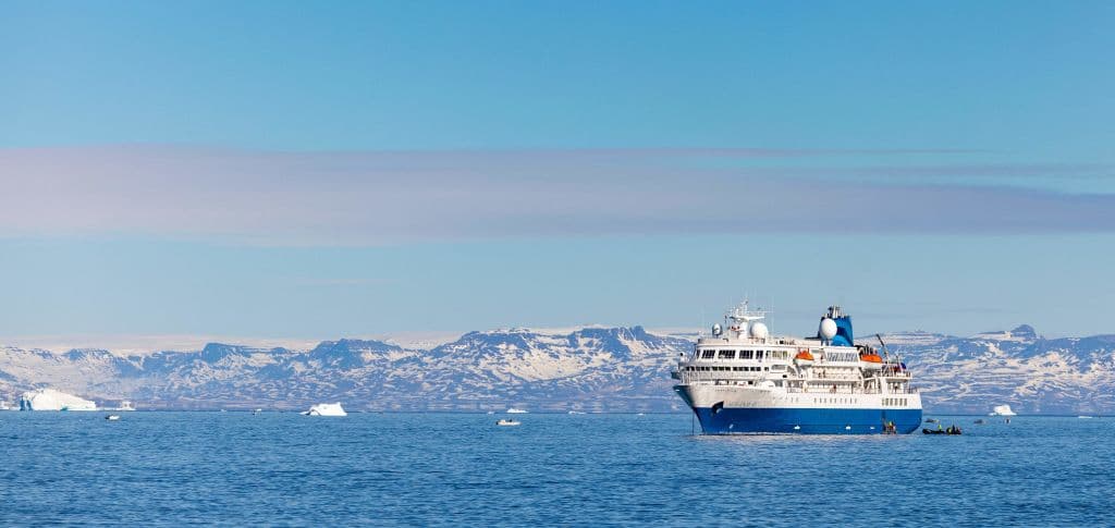 El crucero que encalló en Groenlandia con más de 200 personas a bordo