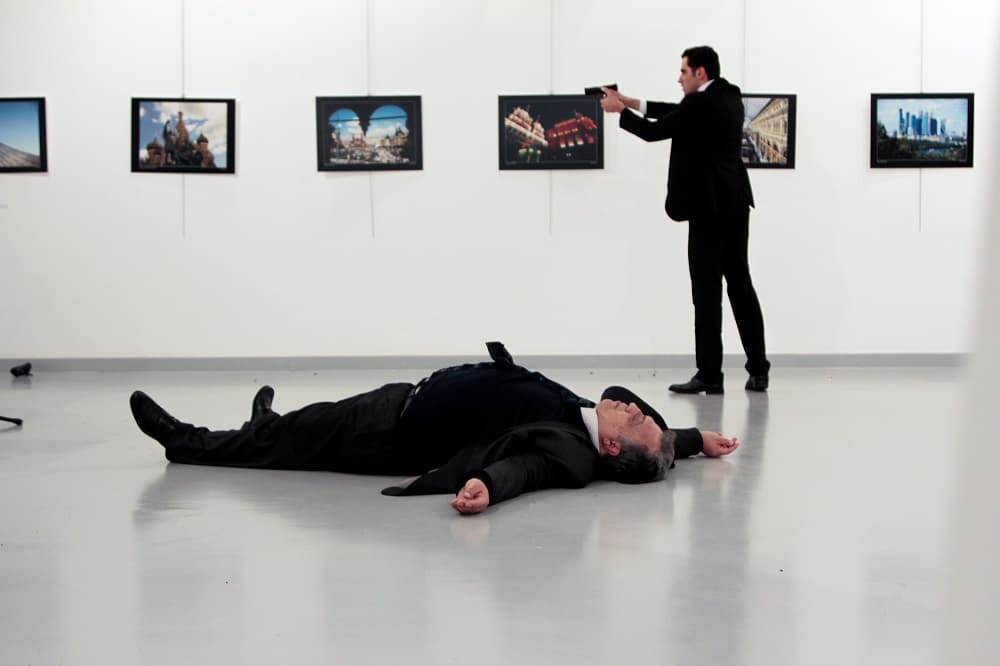 Tras disparar, el asesino gritó consignas islamistas a los presentes y pidió que no olvidaran a Siria y Alepo.
<br>
