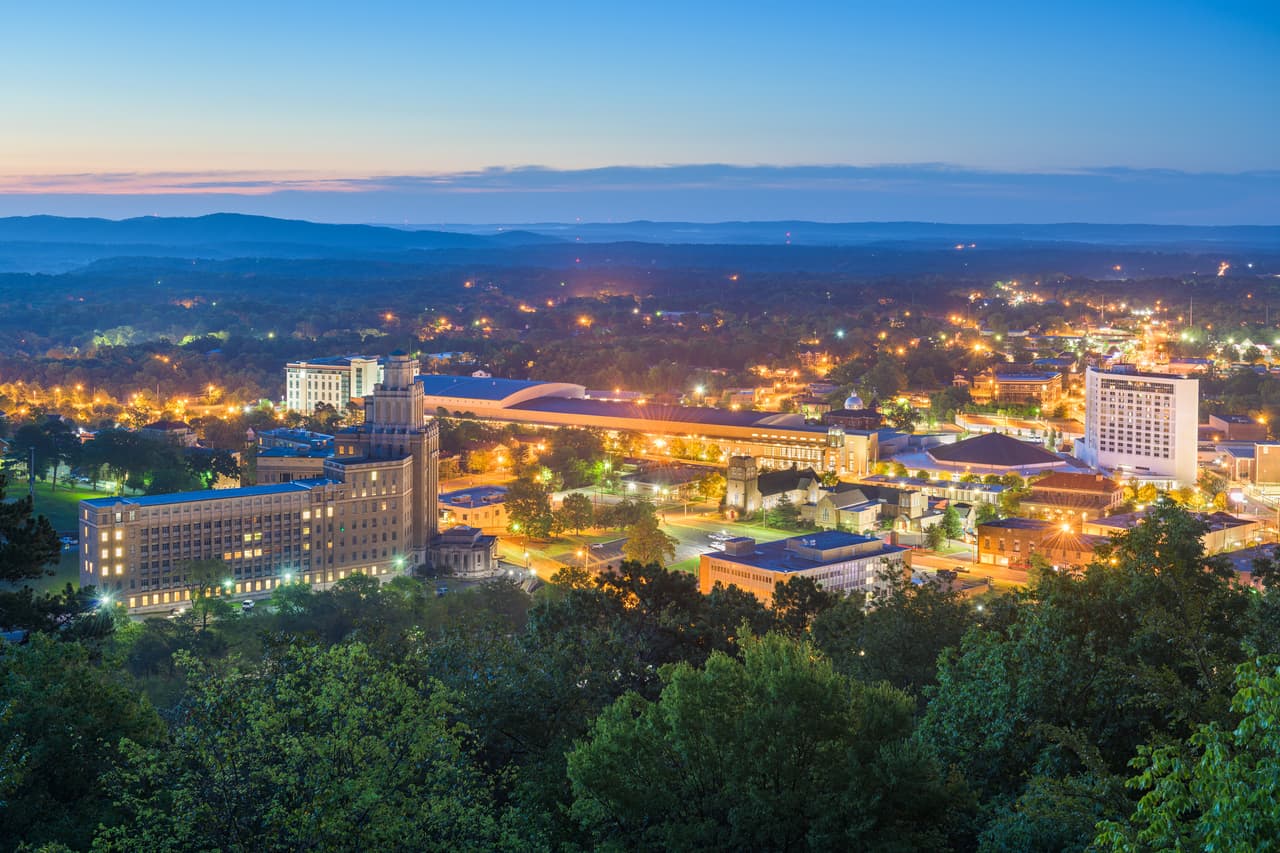 <h3 class="cms-H3-H3">18. Hot Springs, Arkansas</h3>
<br>
<br>💸 
<b>Ingreso familiar promedio: </b>$47,964
<br>
<br>💸
<b> Tasa de pobreza: </b>13.4%
<br>
<br>💸 
<b>Hogares con ingresos anuales menores a $10,000: </b>7.2%
<br>
<br>💸 
<b>Adultos con educación universitaria: </b>23.8%
<br>
<br>💸 
<b>Tasa de desempleo (2021):</b> 6.8%
<br>