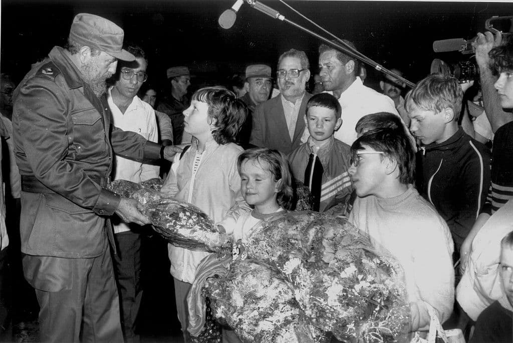 Miles de personas sobrevivientes abandonaron los territorios que rodean a la central nuclear. Entre los países que recibieron a refugiados nucleares estuvo el de 
<a href="https://www.univision.com/temas/cuba">Cuba</a>. El gobierno cubano rehabilitó la zona de Tarará, a unos 30 kilómetros al este de La Habana, para acoger a los miles de pacientes que participaron en el programa
<b> "Niños de Chernóbil" </b>durante más de 21 años: desde el 29 de marzo de 1990 hasta el 24 de noviembre de 2011.