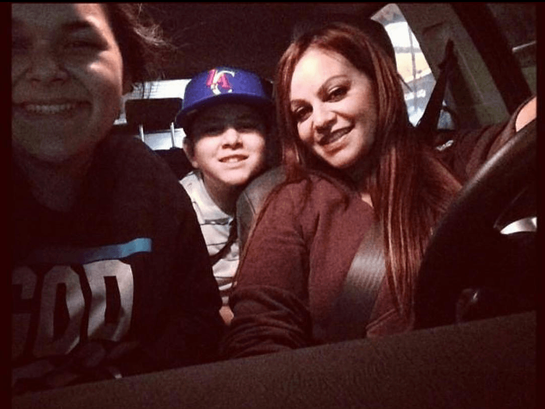 Esta fotografía fue tomada cinco días antes de la muerte de Jenni Rivera, el 4 de diciembre de 2012. Estaban en el automóvil y se dirigían al cine a ver la película Breaking Dawn Part 2, en Arclight, Sherman Oaks. A cinco años de su muerte, la cuenta de Instagram de Jenni Rivera subió esta imagen que muestra a Jenicka y Juan Ángel junto a su mamá.