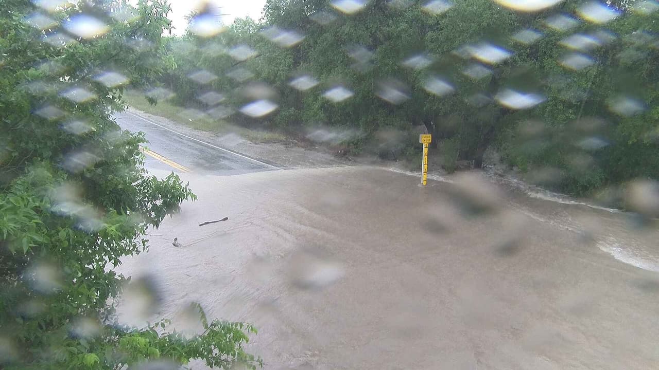 Váyase de las áreas propensas a inundación: zonas bajas, cañones, costas, etc.
<br>
<br>Evite manejar por áreas inundadas y agua estancada. Tan solo seis pulgadas de agua pueden hacerle perder el control de su vehículo.
<br>
<br>El daño inicial que causan las inundaciones no es el único riesgo. Las aguas de inundación estancadas también pueden propagar 
<a href="https://www.cdc.gov/es/disasters/floods/cleanupwater.html">enfermedades infecciosas</a>, contener sustancias químicas peligrosas y causar lesiones.
<br>