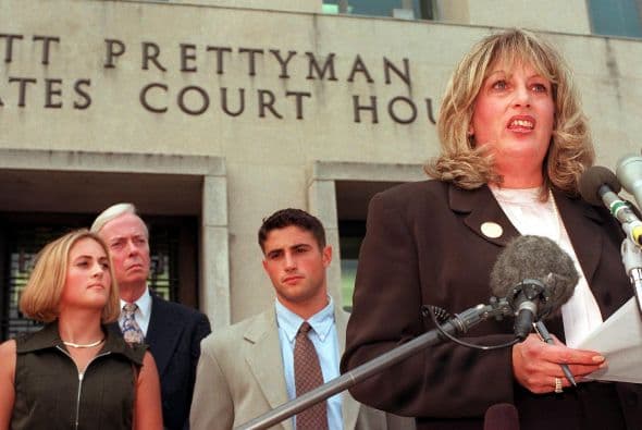 LINDA TRIPP. Es la mujer que en 1998 llevó a Bill Clinton al borde de la renuncia tras dar a conocer grabaciones con las confesiones de Mónica Lewinsky aceptando que sostuvo un romance con el entonces presidente de los Estados Unidos.