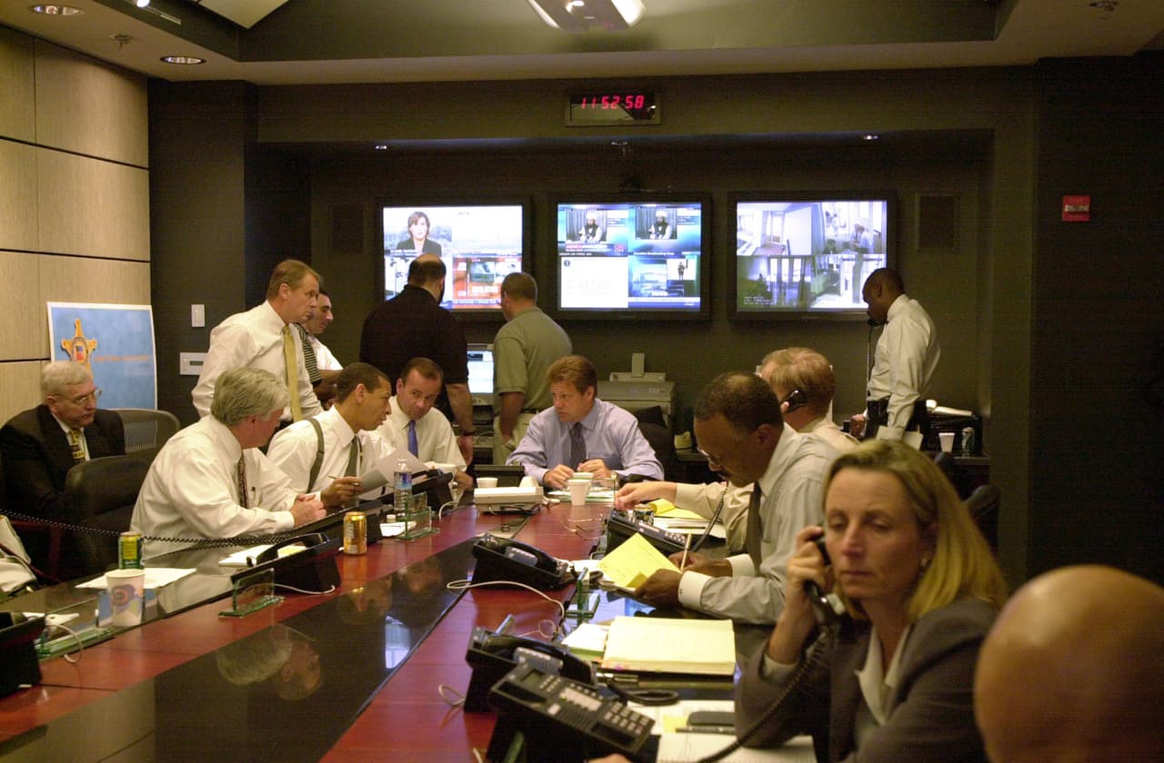 El exdirector del Servicio Secreto de 
<a href="https://www.univision.com/temas/eeuu">EEUU</a> (USSS), Brian Stafford, junto a miembros de la agencia reunidos en el Centro de Crisis del Director.