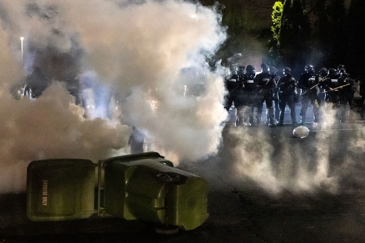 Varios centenares de personas se aglomeraron frente a la estación policial en Brooklyn Center, a 9 millas al noroeste de Minneapolis, en protesta por la muerte del 
<a href="https://www.univision.com/temas/afroestadounidenses">afroestadounidense</a> Daunte Wright, de 20 años, en un incidente con la policía que aún está bajo investigación. La policía disparó gas lacrimógeno y granadas ensordecedoras a los manifestantes que coreaban consignas de 
<a href="https://www.univision.com/temas/black-lives-matter">Black Lives Matter</a> y "Manos arriba, no disparen".