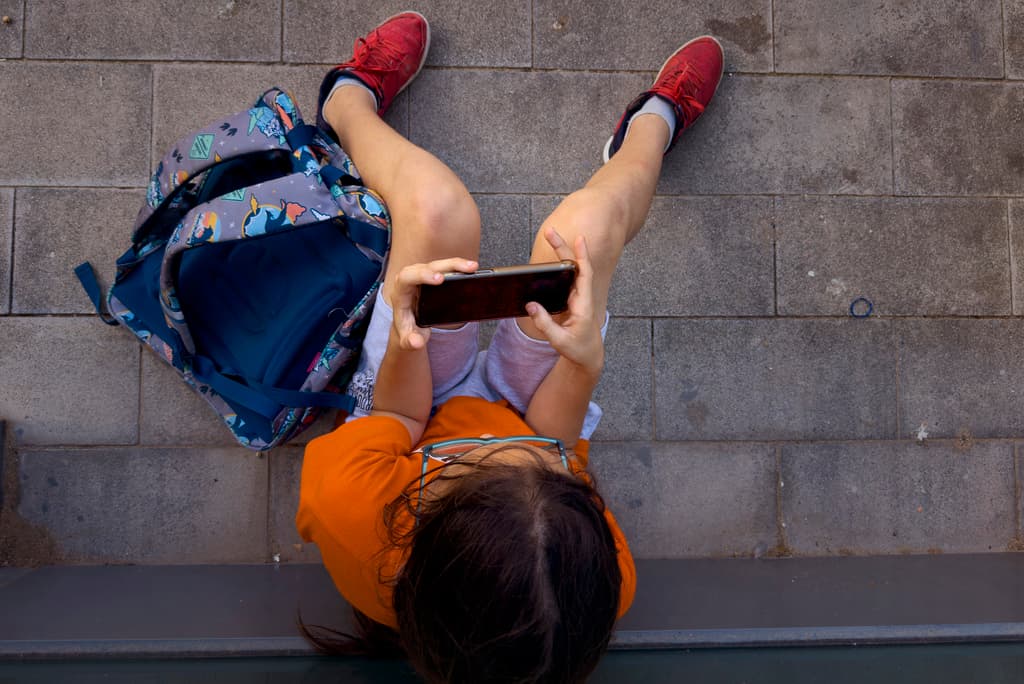Niños más ansiosos, deprimidos y desconectados: ¿qué hacer con las pantallas y las redes sociales?