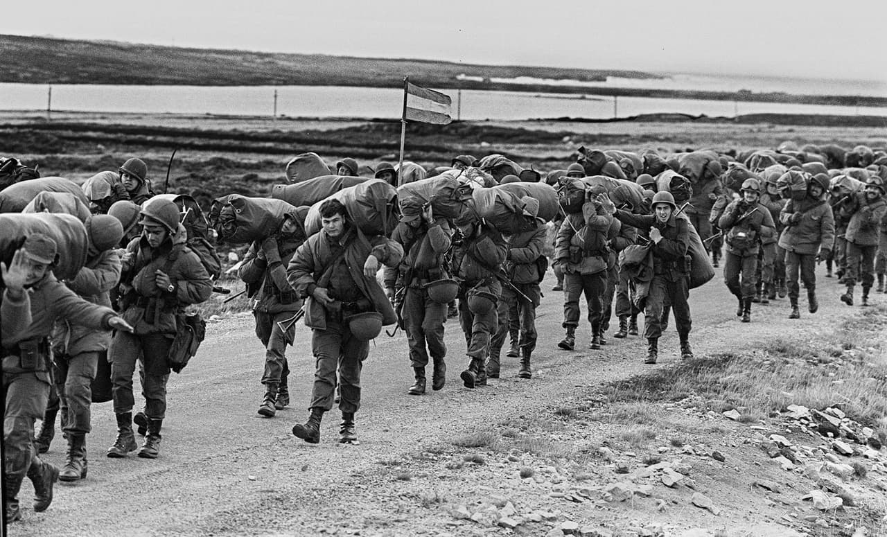 La derrota argentina en la guerra de Las Malvinas marcó la caída del régimen militar, que tuvo que pactar la entrega del poder y el regreso a la democracia al año siguiente. Además debilitó temporalmente el reclamo de Buenos Aires sobre la soberanía del archipiélago que intenta negociar con el aval de la ONU, pero sin que Londres acepte un compromiso.