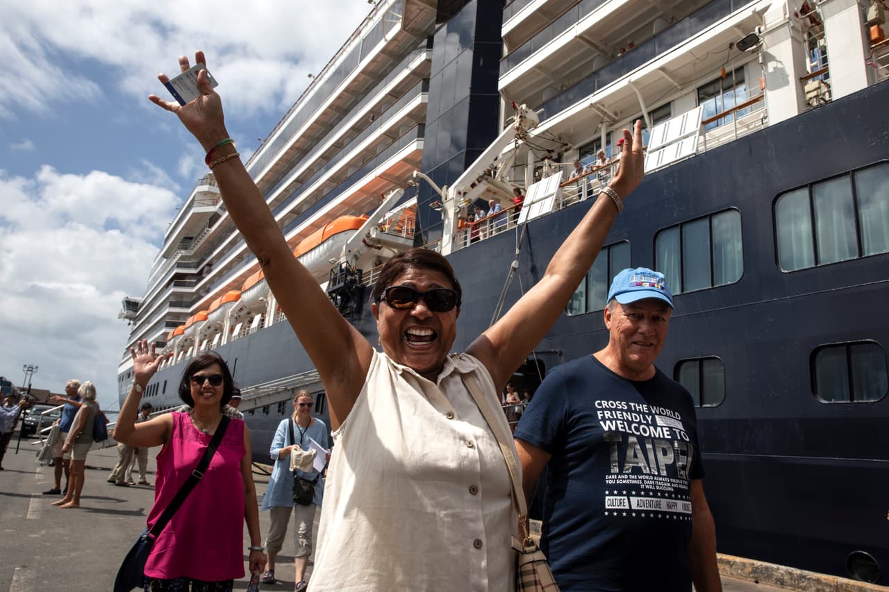 La pasajera Christina Kerby, quien mediante publicaciones en redes sociales informaba sobre lo que ocurría a bordo del crucero, señaló que estaba "llorando" por la cálida recepción. "La muestra de apoyo es abrumadora", tuiteó.
<br>
<br>