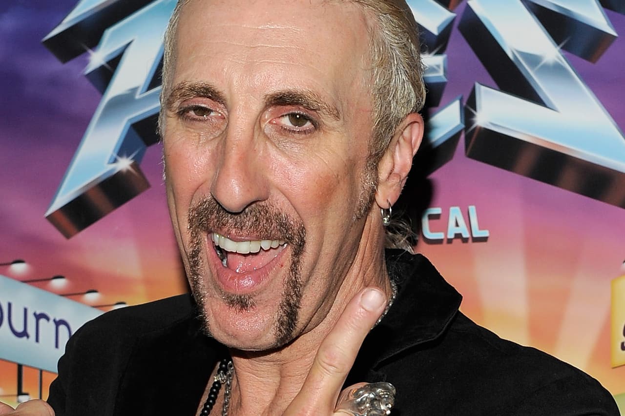 <b>Dee Snider.</b> El líder de la banda Twisted Sister
<b> </b>había dado permiso a Trump para usar el tema ‘We are not going to take it’ durante su campaña, porque consideraba que el mensaje de rebelión de la canción se ajustaba al candidato. Sin embargo, el músico cambió de opinión cuando escuchó mejor sus posiciones políticas. “Es muy molesto para mí, porque no estoy totalmente de acuerdo con sus posiciones extremistas”, dijo Snider en una entrevista de la publicación 
<a href="https://loudwire.com/dee-snider-reconsidering-decision-donald-trump-use-twisted-sister-classic-campaign/"><u>Loudwire</u></a>. Luego contó que Trump dejó de usar su música la misma noche que se lo pidió.