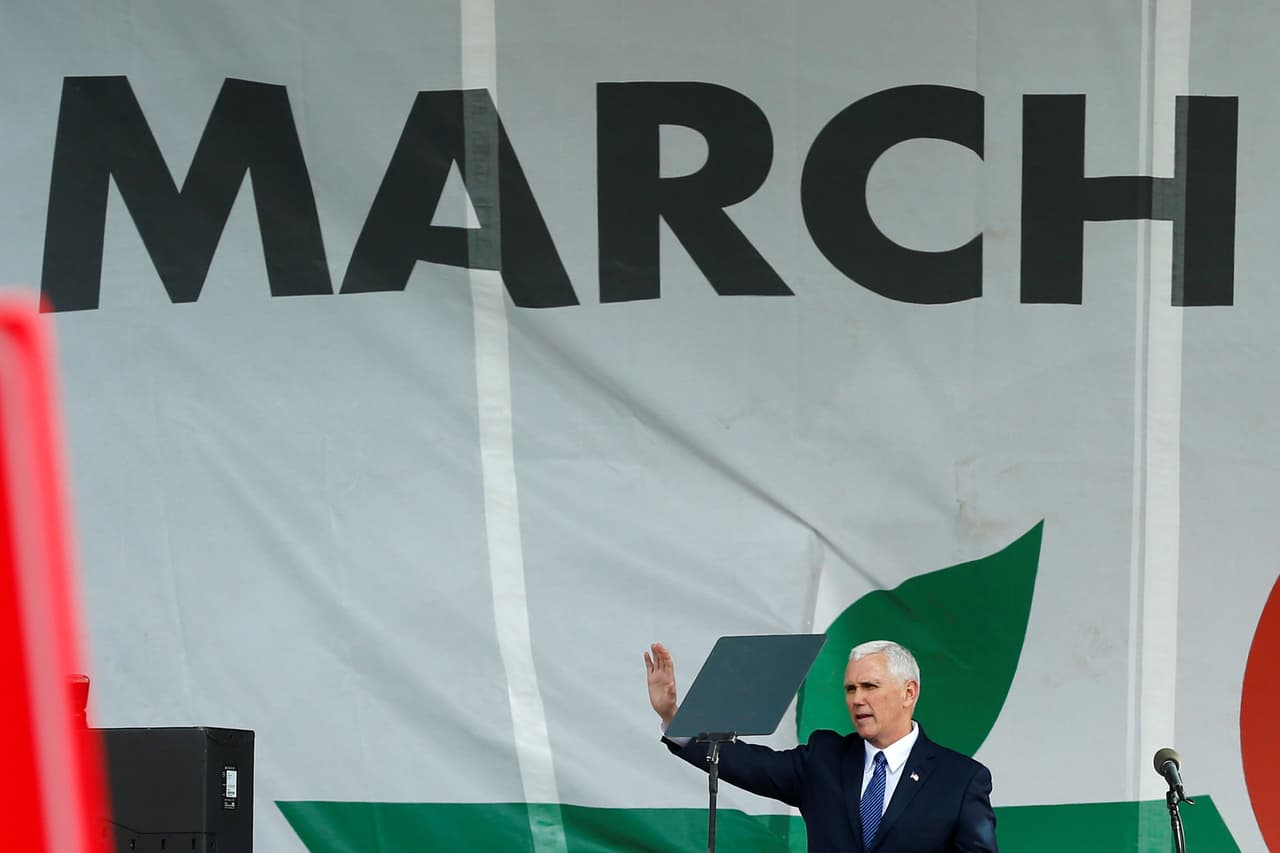 El tema se ha encendido ante la promesa de Trump de designar a un juez antiabortista para llenar el puesto que quedó vacante tras la muerte de Antonin Scalia. El vicepresidente Mike Pence es también una voz fuerte dentro del movimiento que se opone a que las mujeres decidan sobre lo que hacen con sus cuerpos. "La vida está ganando nuevamente en Estados Unidos", dijo varias veces Pence a la concurrencia. Sin embargo, no mencionó que la tasa de abortos en EEUU alcanzó en 2014 un mínimo histórico: 14.6 abortos por cada mil mujeres (de 15 a 44 años) en 2014, la tasa más baja desde la aprobación de Roe vs. Wade. Expertos aseguran que la baja está relacionada con el aumento en los últimos años del acceso a los anticonceptivos, la educación sexual y la planificación familiar. Mientras más prevención, menos abortos (Foto/Reuters)