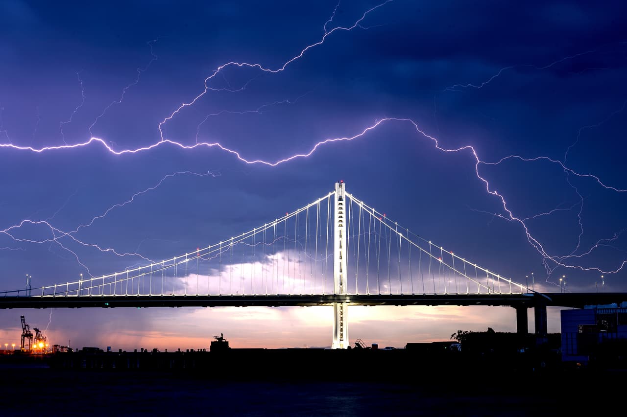 Una inusual serie de 
<a href="https://www.univision.com/local/san-francisco-kdtv/una-sorpresiva-tormenta-electrica-provoca-multiples-incendios-en-el-area-de-la-bahia" target="_blank">tormentas eléctricas</a> acompañada de fuertes ráfagas de viento y lluvia copiosa azotó la madrugada de este domingo el 
<a href="https://www.univision.com/temas/san-francisco" target="_blank">Área de la Bahía</a>, cerrando una semana marcada por 
<a href="https://www.univision.com/local/san-francisco-kdtv/emiten-alerta-de-propagacion-de-incendios-por-la-ola-de-calor-excesivo-en-el-area-de-la-bahia" target="_blank">temperaturas récord</a> que en ciudades de la región alcanzaron los 109° F.