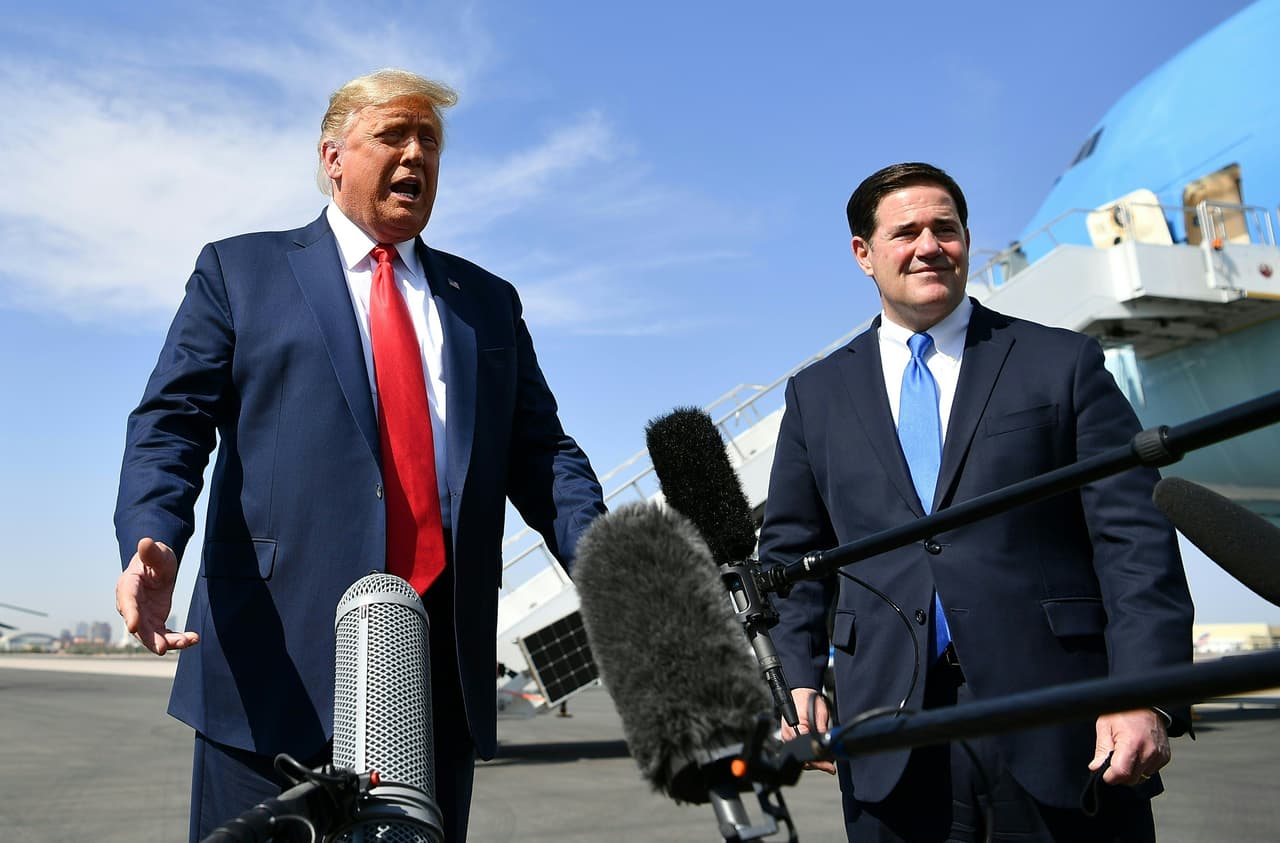 El presidente Trump fue recibido por el gobernador de Arizona Doug Ducey y la senadora Martha McSally en el aeropuerto Sky Harbor de Phoenix.