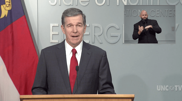 Roy Cooper levanta restricciones y anuncia nueva fase de reapertura en Carolina del Norte 