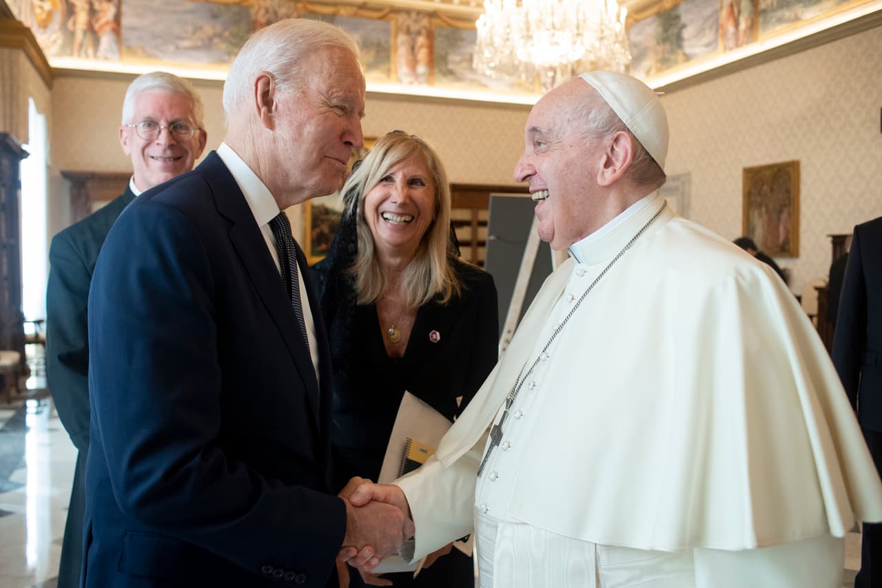 Biden afirma que el papa Francisco le dijo "que debería seguir recibiendo la Comunión"