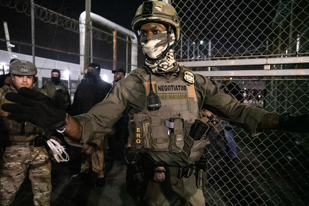 El abogado Mustafa Cetin, quien representa a uno de los detenidos, confirmó que 
<b>la situación se tornó violenta cuando los internos mostraron su descontento </b>por la falta de alimentos.