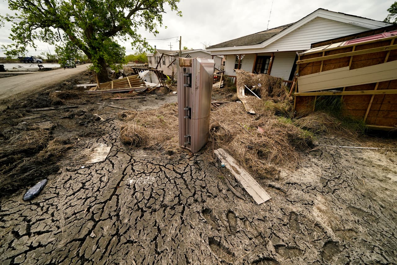 Un ataúd en Ironton, Louisiana. Seidemann, experto en este tipo de labores, explicó que el grupo de trabajo todavía está lidiando con los daños causados 
<b>por los huracanes del año pasado</b> que enviaron restos incluso a la costa.