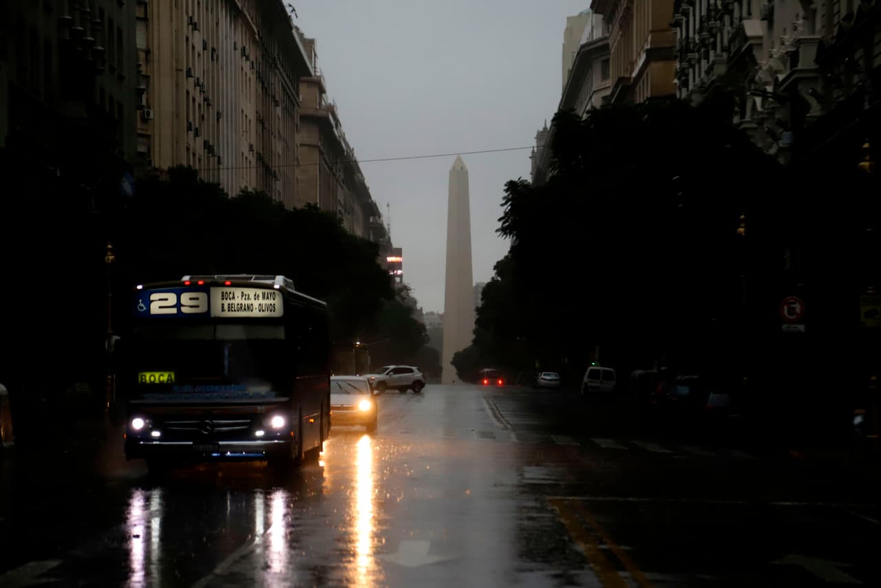 ¿Qué se sabe hasta ahora del histórico apagón en Argentina y Uruguay? 