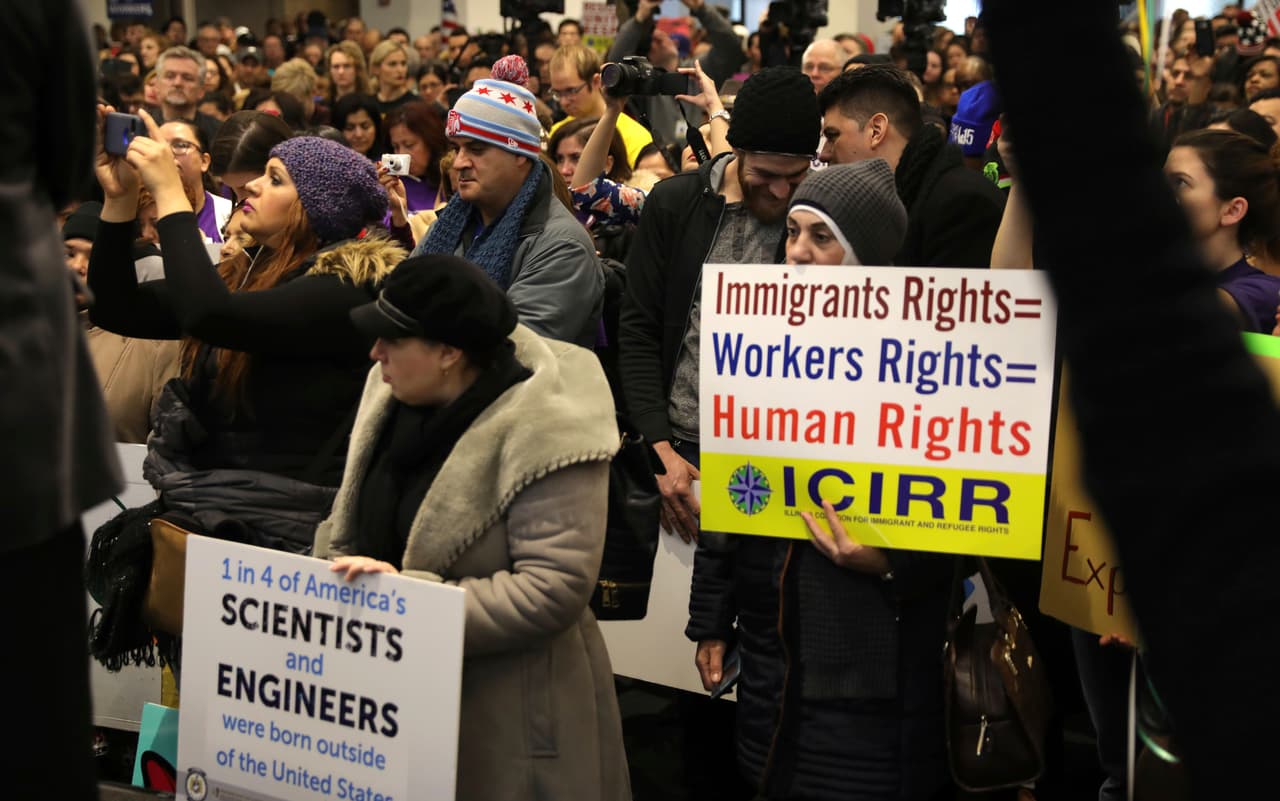 <b>Chicago, Illinois. </b>Unas 1,200 personas salieron a las calles de la ciudad para protestar contra la "amenaza" que supone la política migratoria que implementaría el presidente electo Trump.
