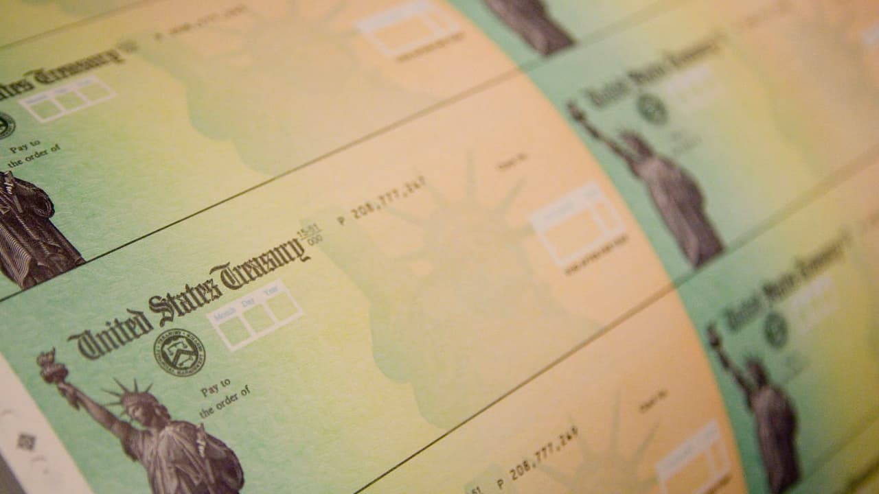 El experto en finanzas, Carlos Guamán, dijo que el estímulo económico “va a beneficiar muchísimo porque este dinero que se va a recibir será una gran ayuda y no solamente al contribuyente, sino también a las personas que están en desempleo”, y agregó, “
<b>el impacto también va a ser muy bueno con esto van a tener dinero extra para los pagos </b>de renta, para poder comprar las cosas y así la economía se sigue mejorando en el estado”.