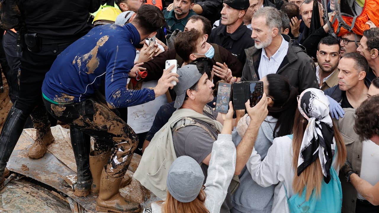 El rey Felipe también fue increpado por algunos durante su visita a la zona afectada.