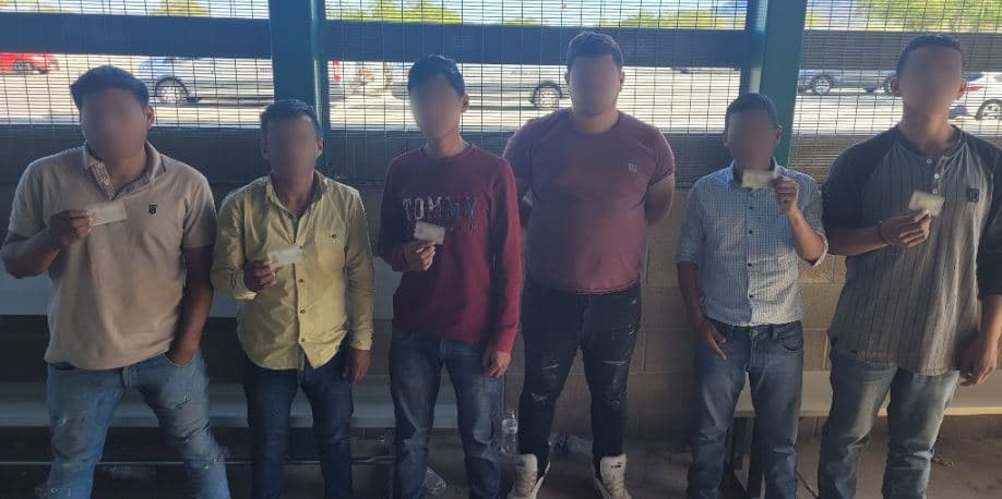 Con la ayuda de cámaras de vigilancia, oficiales de la Estación Ajo detuvieron al conductor de una camioneta cerca de Lukeville, Arizona. Este vehículo transportaba seis inmigrantes mexicanos, cinco de ellos acostados en el asiento trasero.