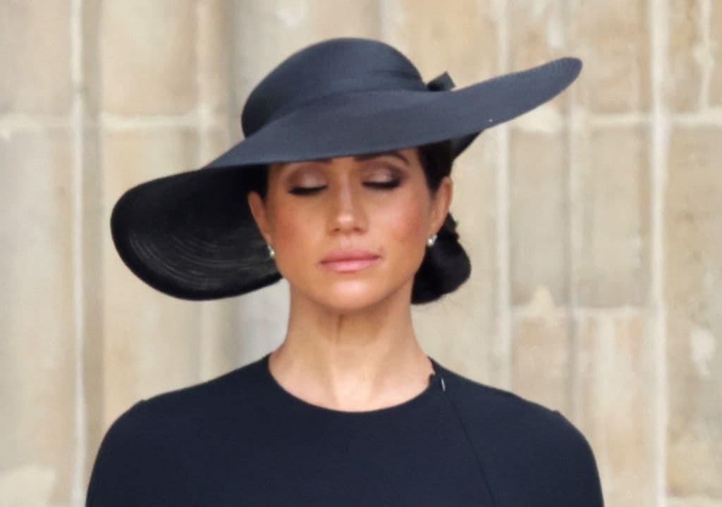 <h3 class="cms-H3-H3">El homenaje de Meghan Markle a la reina</h3>
<br>
<br>Meghan también hizo un pequeño homenaje simbólico a la reina fallecida. Eligió llevar unos aretes colgantes de perla y diamante que la reina Isabel II le regaló en 2018. Las perlas y el diamante son una tradición de luto de la familia real porque son vistas como un símbolo de pureza, sobriedad. 
<br>
<br>La semana pasada, en los eventos de despedida a la reina, Meghan eligió llevar esos mismos aretes. La duquesa llevó este lunes un vestido diseñado por Stella McCartney, con diseño de capa, y un sombrero de ala ancha de Stephen Jones.
<br>
<br> 
<br>