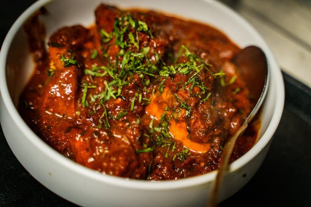 <b>Blue India</b>
<br>Dirección: 933 Peachtree St NE Ste 915 Atlanta, GA 30309
<br>Teléfono: (404) 963-5775
<br>Sitio web: 
<a href="https://www.blueindiaatlanta.com/">https://www.blueindiaatlanta.com/</a> 
<br>
<b><a href="https://www.yelp.com/map/blue-india-atlanta">Cómo llegar</a></b>
<br>
<br>Se promocionan así: “Este restaurante combina recetas angloindias con el carácter indio del siglo XIX en una experiencia gastronómica espectacular, inspirándose en la cultura británica-india, Blue India es un restaurante indio de moda con el objetivo de ofrecer a los huéspedes una muestra de algunas de las primeras recetas indias que disfrutan muchos en todo el mundo”. Sus clientes destacan el plato de cordero vindaloo entre los más picantes.