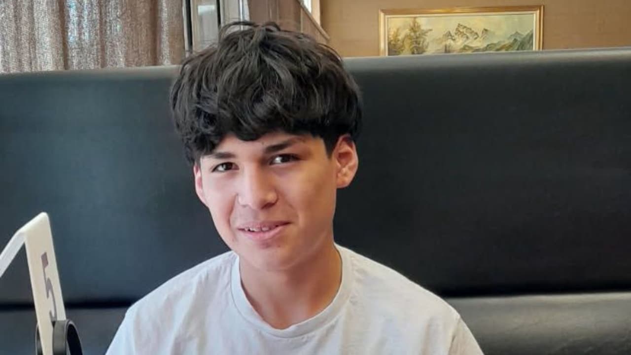 <h2 class="cms-H2-H2">Encuentran a dos personas de interés</h2>
<br>La policía de Pleasanton dijo que todavía cuando estaban procesando la escena del crimen, 
<b>lograron dar con<a href="https://www.univision.com/local/san-antonio-kwex/arrestan-a-dos-sospechosos-por-crimen-de-los-hermanos-en-pleasanton-enfrentan-cargos-con-posible-pena-capital-video" target="_blank">dos sospechosos, ambos menores de edad</a>, en un vehículo.</b> Además, dentro del vehículo había evidencia que los relacionaba con el asesinato, pero la policía no precisó qué era. Ambos fueron arrestados y los llevaron a la cárcel, donde un juez los procesó. También los interrogaron.
<br>
<br>
<i>Univision San Antonio</i> intentó obtener información relacionada con los sospechosos, pero por ser menores de edad, sus identidades no han sido reveladas.
<br>
<br>
<b>Los dos hermanos fueron transportados a la Oficina del Médico Forense del Condado de Fort Bend</b>, en el área de Houston: esto pasa usualmente con condados pequeños como Atascosa, donde no tienen forenses.
<br>
<br>El adolescente de la fotografía es Mesiah Rangel, el otro hermano.
