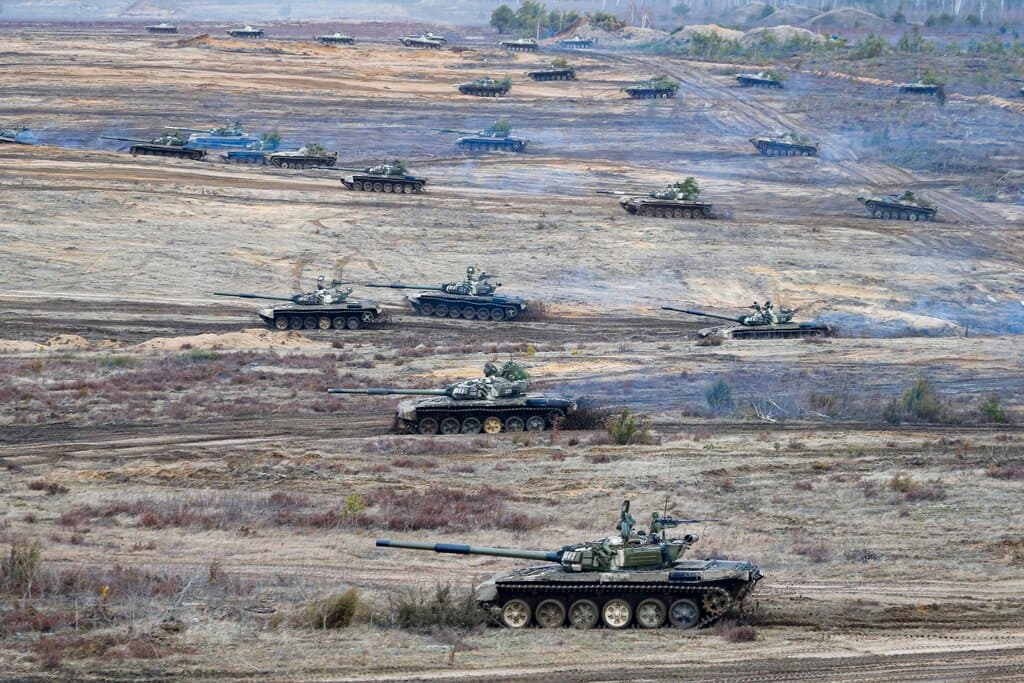 Tanques se desplegaron este sábado en Bielorrusia como parte de las maniobras conjuntas. Estaba previsto que las fuerzas rusas se retiraran del país vecino una vez concluidos los ejercicios el domingo, pero este sábado el jefe del Consejo de Seguridad de Bielorrusia, Alexander Volfovich, dijo que una serie de inspecciones no especificadas y verificaciones de equipos continuarán tras finalizar los simulacros y que solo los líderes de ambas naciones, Vladimir Putin y Alexander Lukashenko decidirán cuándo se retiran las tropas.