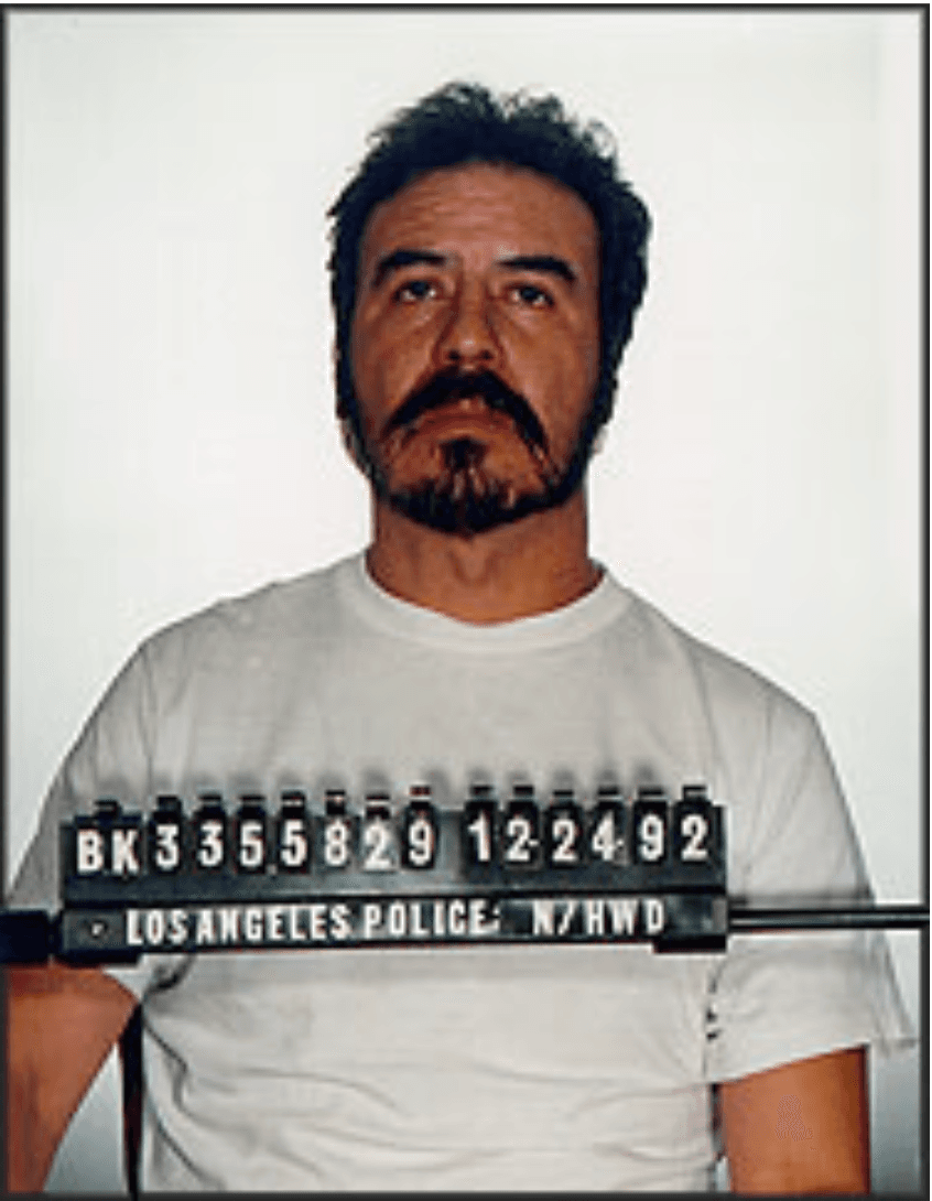 Baldomero Barrientos Banuelos es buscado por los detectives de North Hollywood por el asesinato de su esposa durante una disputa doméstica el 14/10/93. El sospechoso puede estar en las áreas de San Diego o Chula Vista.