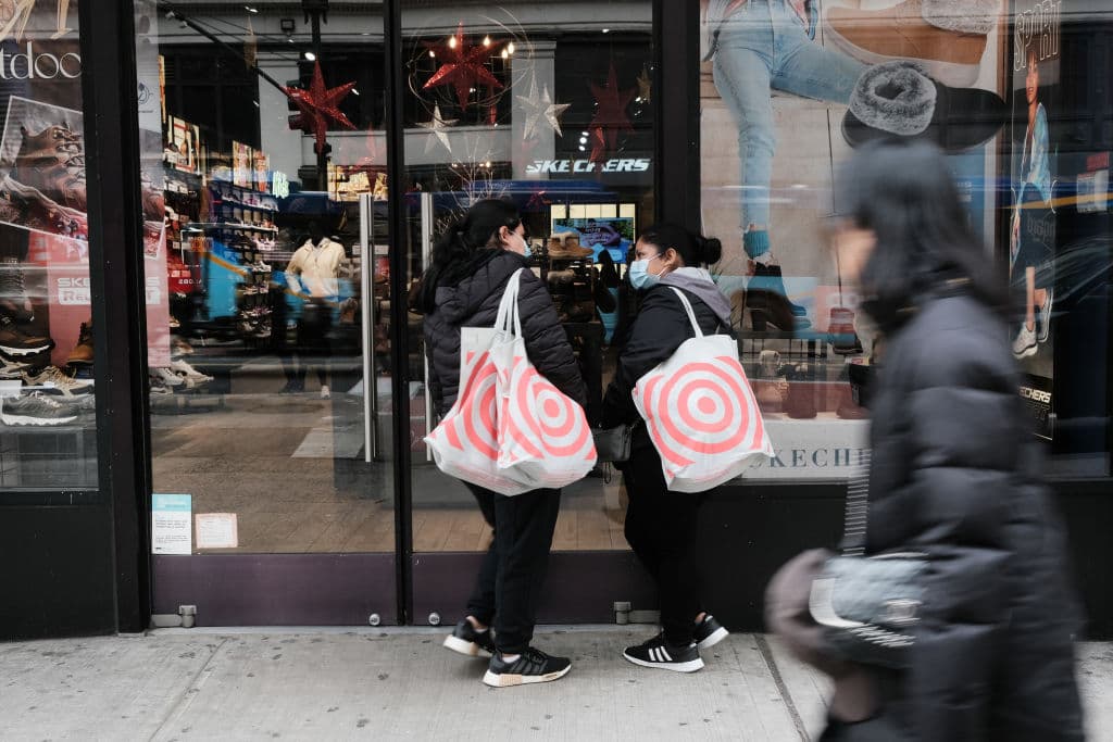El gasto de los consumidores no da señales de tregua en EEUU y eso presagia precios altos por más tiempo