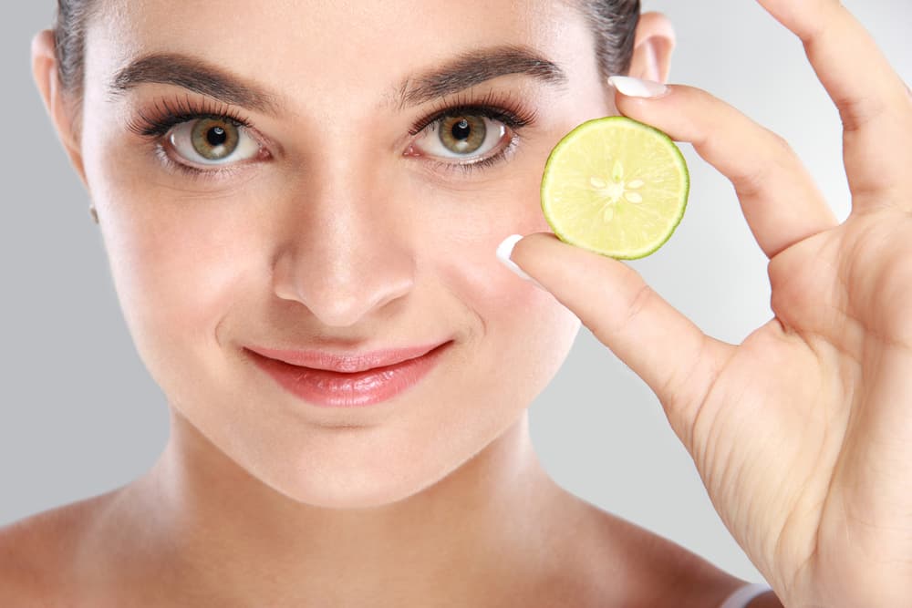 Hay diferentes formas con las que puedes aprovechar el poder neutralizante de un limón. La más sencilla es colocar un par de limones verdes en diversas partes de tu casa. Cuando se pongan amarillos o negros, tíralos y reemplázalos.