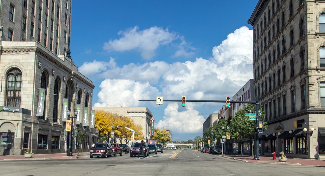 <h3 class="cms-H3-H3">15. Saginaw, Michigan</h3>
<br>
<br>Entre las cinco áreas metropolitanas de 
<a href="https://www.univision.com/temas/michigan-estado">Michigan</a> que se encuentran entre las ciudades más peligrosas del país, Saginaw es la segunda tasa de delitos violentos más alta, solo detrás de Detroit, 
<b>luego de sufrir un aumento del 27.4% año tras año, es decir 795 incidentes por cada 100,000 personas. </b>Además, la tasa de homicidios de la zona es más del triple del país al registrar 17.5 por cada 100,000 ciudadanos. 
<br>
<br>