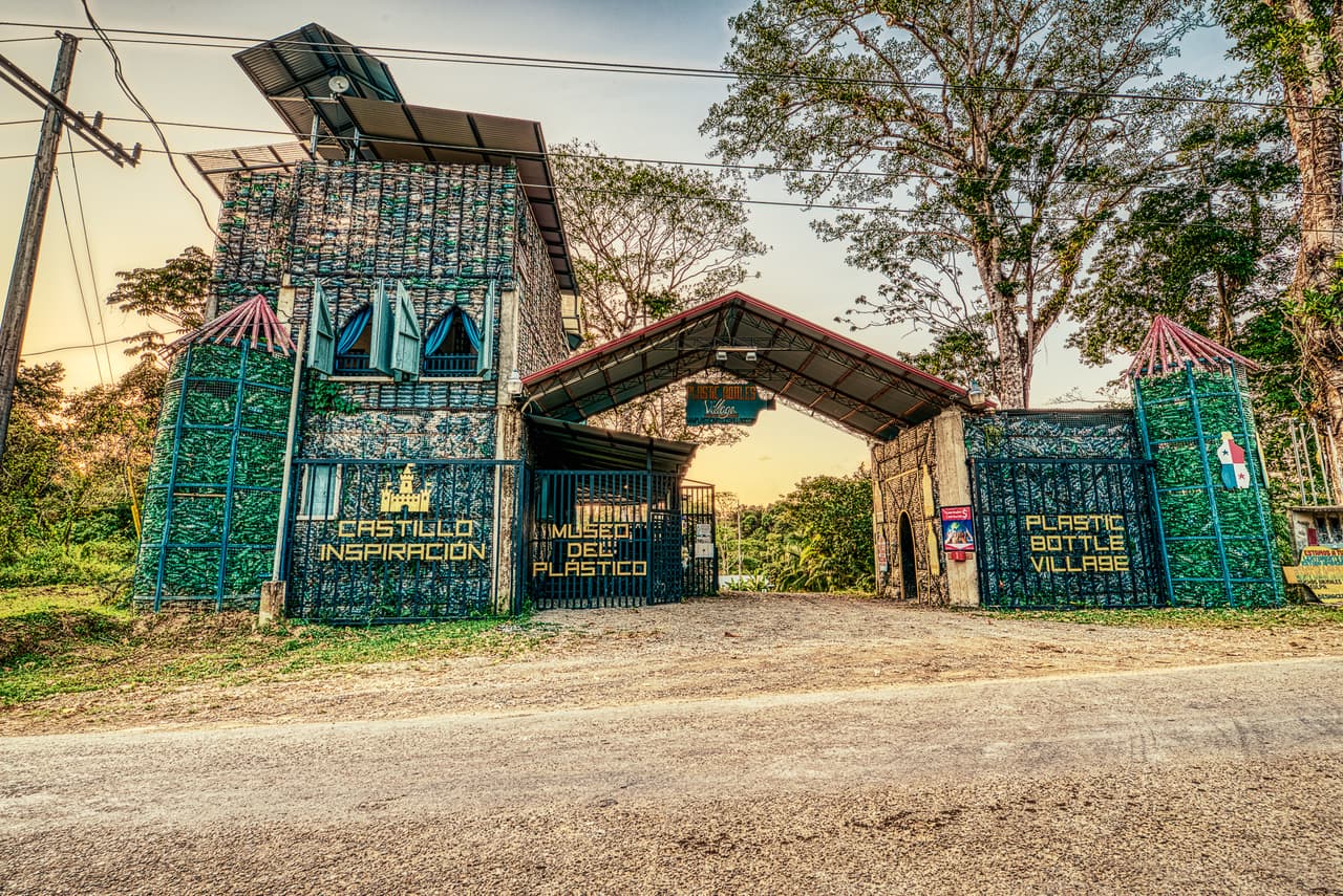“En 2015 empecé a construir una casa de 90 metros cuadrados que reutiliza 10,000 botellas plásticas. A principios de 2016 comencé otra de dos niveles reutilizando 22,000 botellas. En agosto de 2016 comencé a el “Castillo Inspiración”, de cuatro niveles y 40,000 botellas. La construcción duró dos años y medio, terminó en diciembre de 2018”.