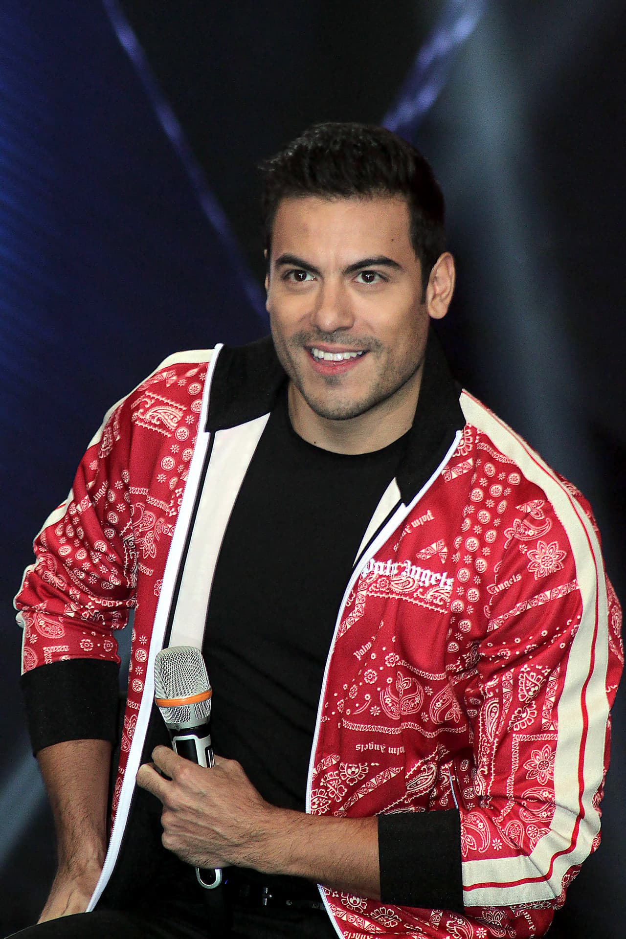 Carlos Rivera se suma a la lista de famosos que ha expresado su devoción a la Virgen. Este 2019 es la quinta ocasión que se presenta en la Basílica para mostrar su devoción y agradecimiento con canciones escritas especialmente para ella. 
<br>