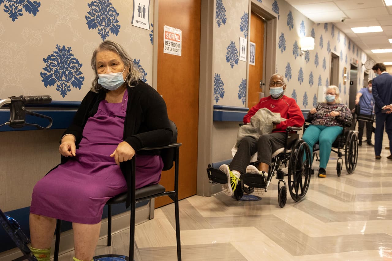 Más de 9,000 pacientes de covid-19 fueron transferidos a residencias de ancianos en Nueva York mientras se recuperaban