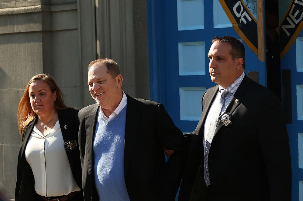 Harvey Weinstein es acusado de violación y agresión sexual tras entregarse a la policía en Nueva York