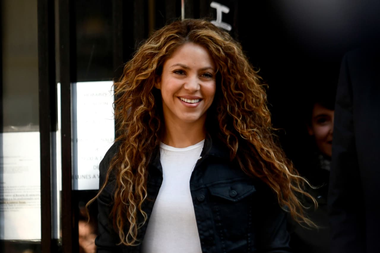 <b>Puesto 15: Shakira, cantante</b>. 
<br>
<br>
<b>282.4 millones de seguidores en redes sociales.</b>
<br>
<br>
<a href="https://www.facebook.com/shakira"><u>Facebook</u></a>: 113 millones de seguidores.
<br>
<br>
<a href="https://www.instagram.com/theellenshow/"><u>Instagram</u></a>: 70.2 millones de seguidores. 
<br>
<br>
<a href="https://twitter.com/shakira"><u>Twitter</u></a>: 52.5 millones de seguidores.
<br>
<br>
<a href="https://www.youtube.com/channel/UCYLNGLIzMhRTi6ZOLjAPSmw"><u>Youtube</u></a>: 33.2 millones de seguidores.
<br>
<br>
<a href="https://www.tiktok.com/@jlo?lang=en"><u>Tik Tok</u></a>: 13.5 millones de followers.