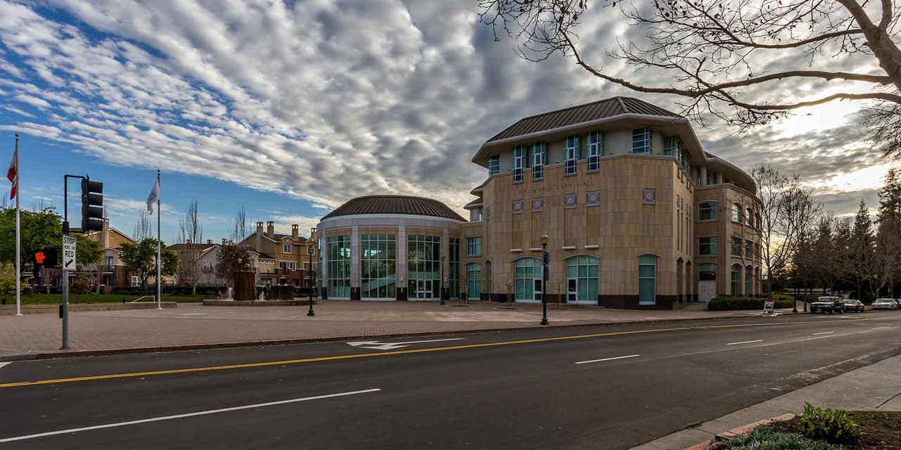 La ciudad de 
<b>Hayward</b> adoptó la regulación de protección desde 1983. Los inquilinos están protegidos con control de renta y desalojos injustificados.
<br>
<br>
<b>Unidades elegibles</b>: construcciones con más de cinco unidades para alquiler construídas antes de 1979. Las casas unifamiliares (SFH) construídas en la década de los 50's están protegidas bajo la ley estatal Costa-Hawkins.