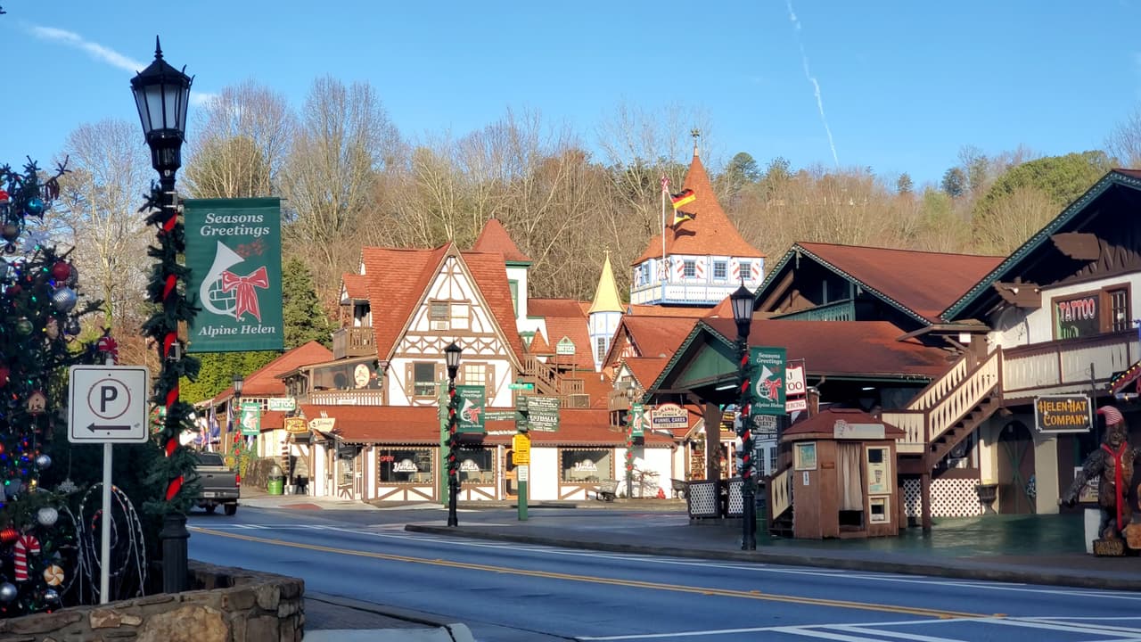 Luego de bajar de la montaña, 
<b>los turistas usualmente agregan una parada a Helen</b>, la famosa ciudad que está a solo 15 minutos en auto, o a los viñedos locales.